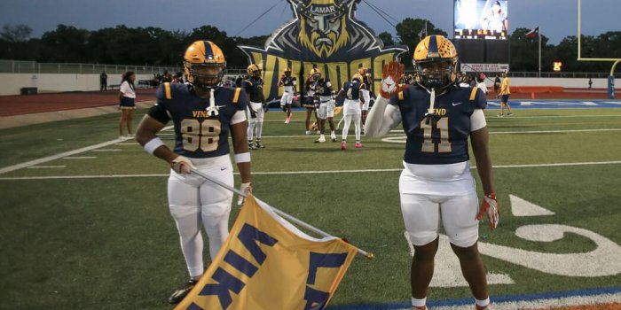 LHSFootball-pregamerunthru25