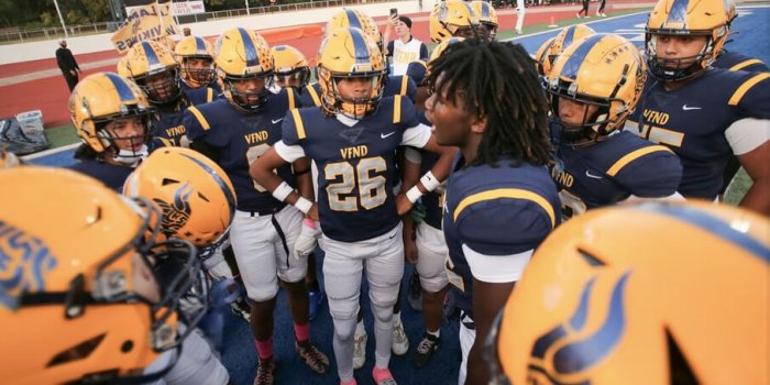 LHSFootballpregamehuddle10-23-25